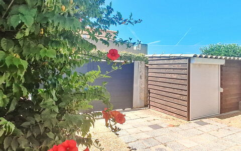 Le Rayolet Parc: Garten, Hinterhof, Gartenbauten, Garten, Schatten, Schuppen, Tor, Landscaping, Garage, Garagentor