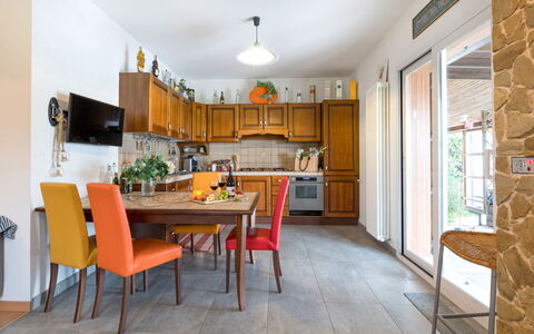 Casa Colleoro: Möbel, Interior Design, Flooring, Holz, Decke, Tabelle, Fussboden, Küche, Zimmer, Stuhl