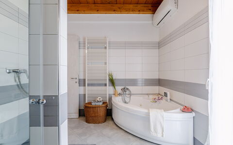 Casa Colleoro: Interior Design, Flooring, Armatur, Fussboden, Decke, Beleuchtung, Badezimmer, Installation, Zuhause, Möbel