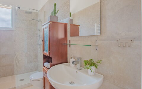 Villa Vera: Badezimmer, Bad Sink, Armatur, Flooring, Sinken, Interior Design, Fussboden, Zapfhahn, Toilette, Installation