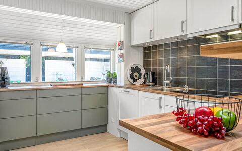 Sven - 250M to the Fjord: Möbel, Interior Design, Flooring, Fussboden, Decke, Zimmer, Stuhl, Tabelle, Wohnung, Küche & Esszimmer Tisch