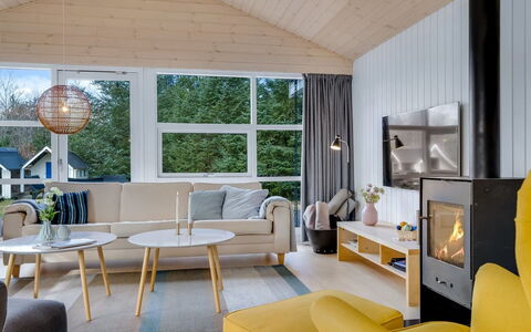 Toska - 3Km from the Sea: Möbel, Interior Design, Flooring, Couch, Holz, Wohnzimmer, Decke, Zimmer, Light Fixture, Fussboden
