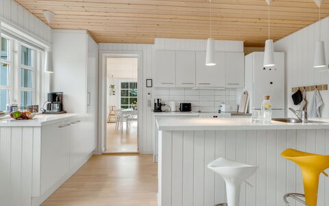 Toska - 3Km from the Sea: Küche, Möbel, Flooring, Countertop, Interior Design, Holz, Fussboden, Holzboden, Decke, Light Fixture