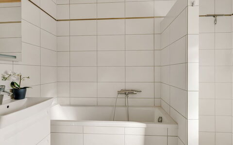 Toska - 3Km from the Sea: Flooring, Fussboden, Interior Design, Badezimmer, Armatur, Badewanne, Fliese, Installation, Verbundwerkstoff, Zimmer