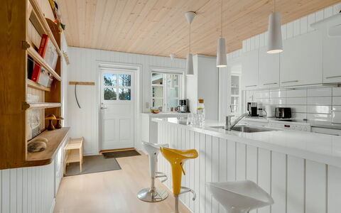 Toska - 3Km from the Sea: Küche, Flooring, Interior Design, Countertop, Holz, Küchengerät, Möbel, Decke, Light Fixture, Fussboden