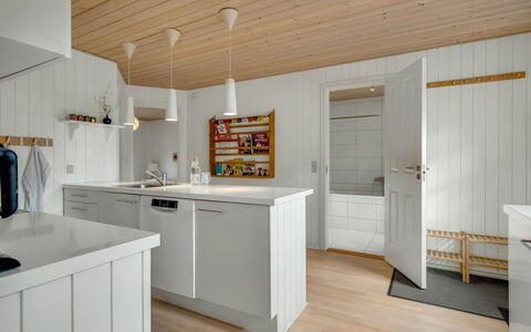 Toska - 3Km from the Sea: Flooring, Küche, Interior Design, Countertop, Holz, Fussboden, Decke, Holzboden, Cabinetry, Möbel