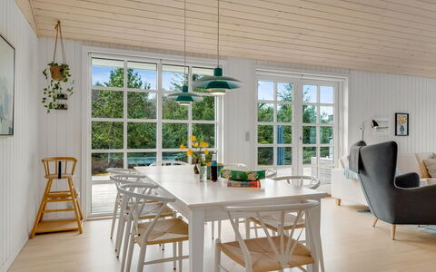 Toska - 3Km from the Sea: Möbel, Flooring, Interior Design, Holz, Esszimmer, Fussboden, Holzboden, Decke, Küche & Esszimmer Tisch, Tabelle
