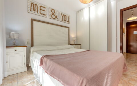 Living Park Mediterraneo: Möbel, Bett, Interior Design, Schlafzimmer, Flooring, Fussboden, Holz, Bedding, Bettdecke, Zimmer