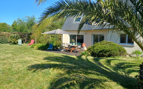 Villa la Clarté: Strauch, Zuhause, Hütte, Garten, Rasen, Landscaping, Hinterhof, Estate, Garten, Schatten