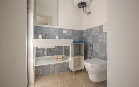 Casa Bolero: Wand, Flooring, Armatur, Fussboden, Toilleten Sitz, Toilette, Badezimmer, Interior Design, Fliese, Sinken