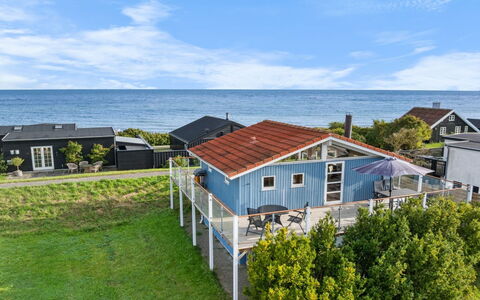 Engelbertine - 30M from the Sea: Haus, Dach, Zuhause, Hütte, Strauch, Ground, Estate, Bauernhaus, Abstellgleis, Gartenbauten