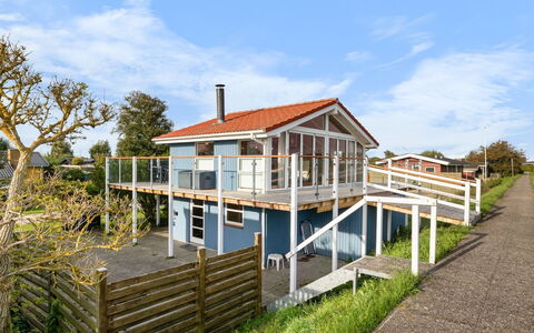 Engelbertine - 30M from the Sea: Haus, Dach, Zuhause, Hütte, Strauch, Ground, Estate, Bauernhaus, Abstellgleis, Gartenbauten