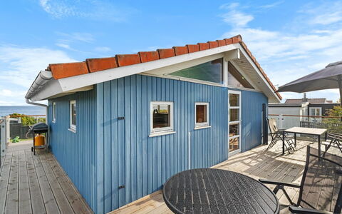 Engelbertine - 30M from the Sea: Haus, Dach, Zuhause, Hütte, Strauch, Ground, Estate, Bauernhaus, Abstellgleis, Gartenbauten