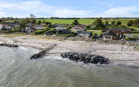 Engelbertine - 30M from the Sea: Haus, Dach, Zuhause, Hütte, Strauch, Ground, Estate, Bauernhaus, Abstellgleis, Gartenbauten