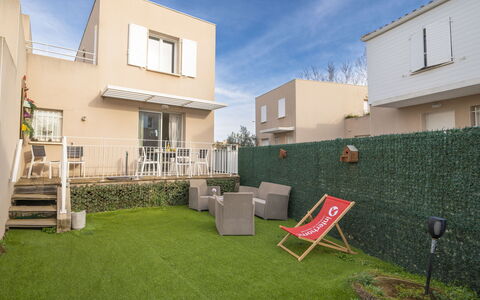Les Brigantines: Möbel, Interior Design, Stuhl, Tabelle, Esszimmer, Küche & Esszimmer Tisch, Flooring, Fussboden, Beleuchtung, Zimmer