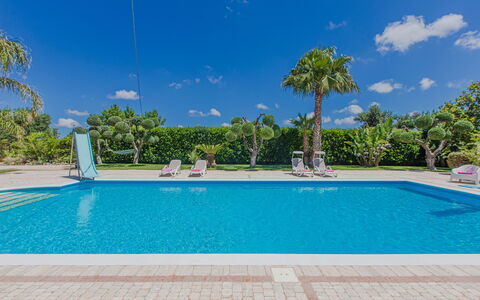 Trullo Poggio Con Piscina: Blau, Schwimmbad, Resort, Freizeit, Schatten, Eco Hotel, Landscaping, Tropen, Ferienort