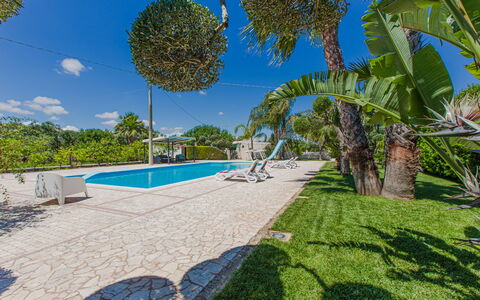 Trullo Poggio Con Piscina: Blau, Baum, Schatten, Resort, Schwimmbad, Landscaping, Eco Hotel, Estate, Hazienda