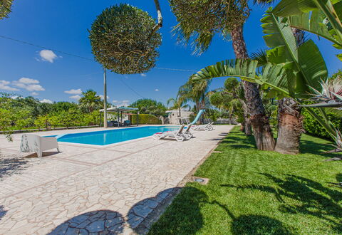 Trullo Poggio Con Piscina: Blau, Baum, Schatten, Resort, Schwimmbad, Landscaping, Eco Hotel, Estate, Hazienda