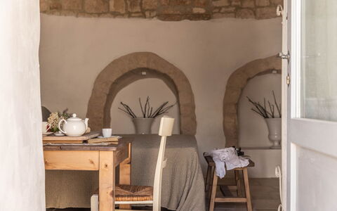 Masseria Le Monache: Möbel, Interior Design, Zimmer, Stuhl, Natürliches Material, Linens, Holzbeize, Hartholz, Zimmerpflanze, Kissen