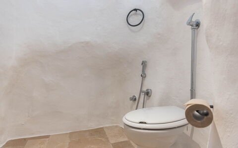 Masseria Le Monache: Armatur, Toilleten Sitz, Installation, Toilette, Badezimmer, Keramik, Bidet, Fliese, Gips