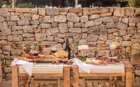Masseria Le Monache: Möbel, Essen, Tischdecke, Gartenmöbel, Servierware, Linens, Mittagessen, Obst, Tisch Im Freien, Picknick