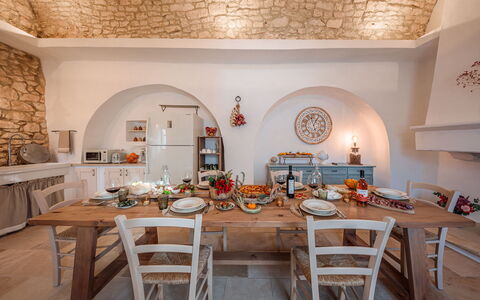 Masseria Le Monache: Möbel, Interior Design, Tabelle, Küche & Esszimmer Tisch, Zuhause, Stuhl, Esszimmer, Decke, Zimmer, Küche