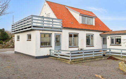 Elsabeth - 50M from the Sea: Estate, Schatten, Auffahrt, Bauernhaus