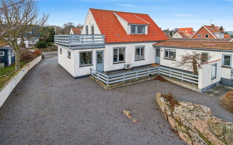 Elsabeth - 50M from the Sea: Estate, Schatten, Auffahrt, Bauernhaus