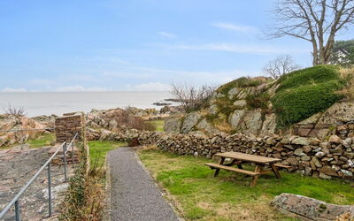 Elsabeth - 50M from the Sea