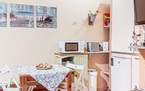 Eagle Nest: Möbel, Interior Design, Holz, Zimmer, Major Appliance, Flooring, Fussboden, Beleuchtung, Stuhl, Haushaltsgerät