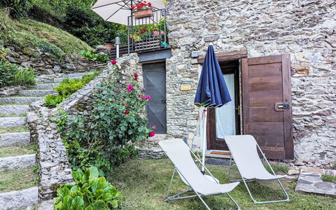 Il Nibbio: Gartenmöbel, Blumentopf, Stuhl, Hütte, Garten, Flagstone, Garten, Zimmerpflanze, Hinterhof, Schatten