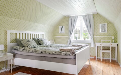 Lövåsen: Bett, Schlafzimmer, Bedding, Holz, Interior Design, Möbel, Bettdecke, Flooring, Fussboden, Textil