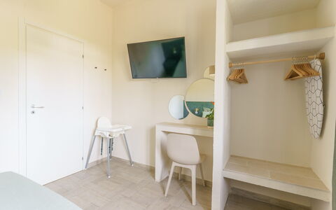 Ville Poggioreale: Wand, Interior Design, Fussboden, Flooring, Decke, Zimmer, Wohnung, Schlafzimmer, Bett, Holzbeize