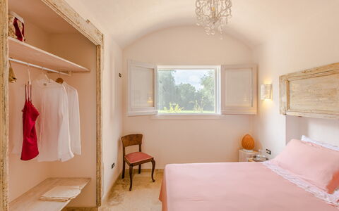 Trullo Della Quercia: Interior Design, Wand, Möbel, Schlafzimmer, Holz, Fussboden, Flooring, Bett, Textil, Decke