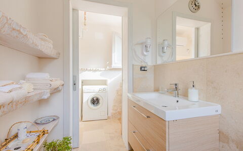 Trullo Della Quercia: Flooring, Badezimmer, Interior Design, Armatur, Fussboden, Badezimmerschrank, Bad Sink, Sinken, Zapfhahn, Decke