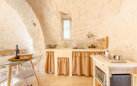 Trullo Della Quercia: Interior Design, Möbel, Decke, Zimmer, Stuhl, Light Fixture, Gips, Linens, Zimmerpflanze, Holzboden