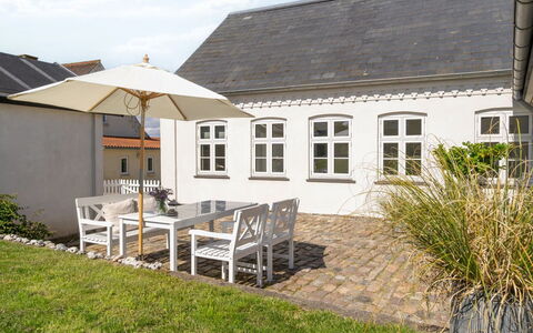 Devis - 75M from the Sea: Dachdecken, Hütte, Haus, Dach, Zuhause, Bauernhaus, Hütte, Estate, Dorf