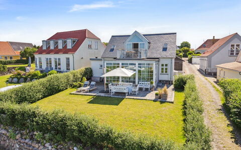 Devis - 75M from the Sea: Dachdecken, Hütte, Haus, Dach, Zuhause, Bauernhaus, Hütte, Estate, Dorf