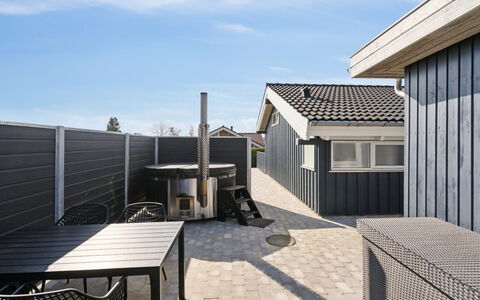 Annegret - 200M from the Sea: Estate, Schatten, Auffahrt, Bauernhaus