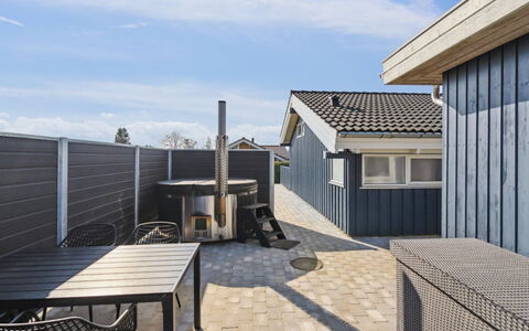 Annegret - 200M from the Sea: Estate, Schatten, Auffahrt, Bauernhaus