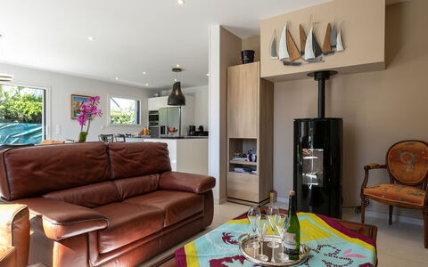 Keryanne: Möbel, Interior Design, Flooring, Couch, Fussboden, Wand, Zimmer, Wohnzimmer, Holz, Fernsehen