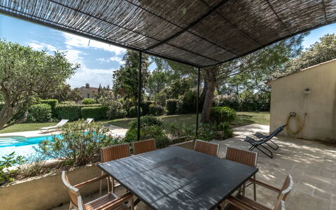 Les Domaines de St. Endréol: Gartenmöbel, Schwimmbad, Resort, Sonnenliege, Freizeit, Schatten, Urlaub, Ferienort, Regenschirm