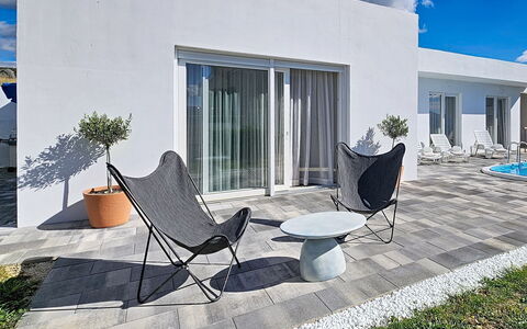 Marina: Möbel, Flooring, Fussboden, Stuhl, Interior Design, Zuhause, Gartenmöbel, Schatten, Kaffetisch, Zimmerpflanze
