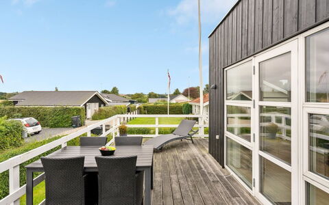 Maleen - 100M from the Sea: Dach, Haus, Zuhause, Hütte, Tür, Abstellgleis, Deck, Veranda, Planke, Hartholz