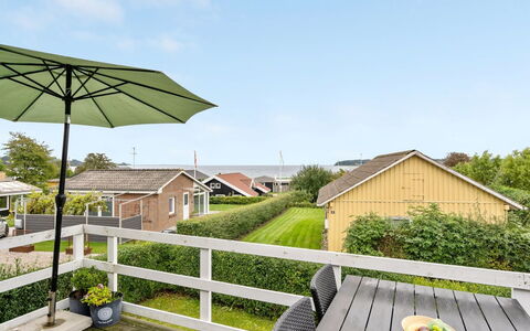 Maleen - 100M from the Sea: Dach, Haus, Zuhause, Hütte, Tür, Abstellgleis, Deck, Veranda, Planke, Hartholz