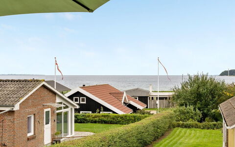 Maleen - 100M from the Sea: Dach, Haus, Zuhause, Hütte, Tür, Abstellgleis, Deck, Veranda, Planke, Hartholz