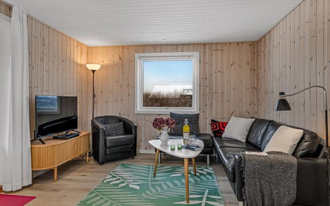 Annukka - 500M from the Sea: Dach, Haus, Zuhause, Hütte, Tür, Abstellgleis, Deck, Veranda, Planke, Hartholz