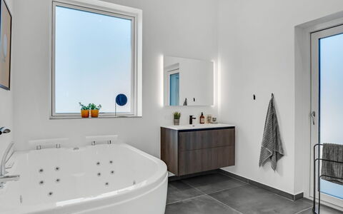 Ilze - from the Sea: Armatur, Interior Design, Wand, Flooring, Badezimmer, Fussboden, Decke, Zapfhahn, Sinken, Installation