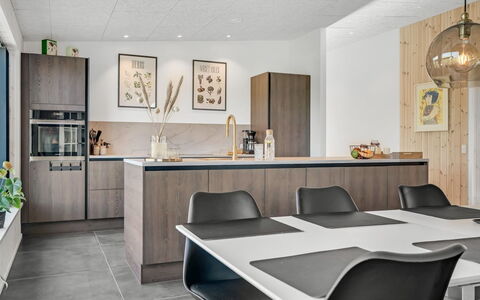 Ilze - from the Sea: Möbel, Interior Design, Küche, Flooring, Holz, Decke, Countertop, Light Fixture, Wohnung, Fussboden