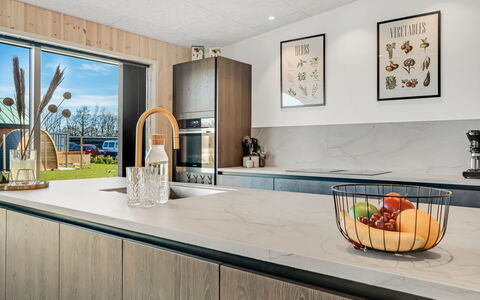 Ilze - from the Sea: Küche, Holz, Countertop, Küchengerät, Flooring, Interior Design, Haushaltsgerät, Möbel, Major Appliance, Cabinetry